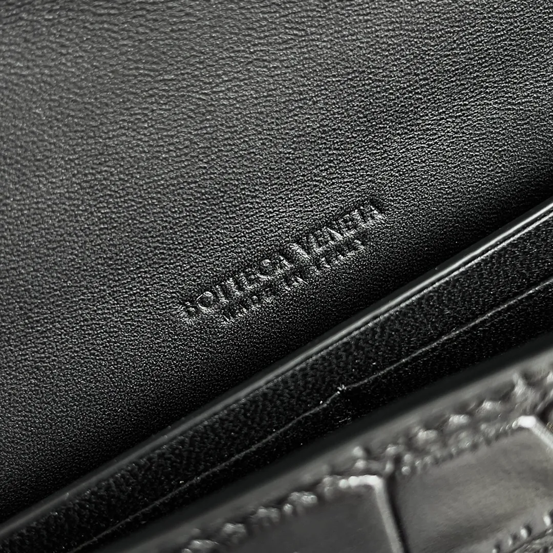 Batch 1420 Bottega Veneta Fall in love with Andiamo at first sight, new design, natural Nile rare leather crocodile pattern complex handbag, a model handbag for women, no need for color cover, no emotional camouflage, immersive depth and excitement, the classic element KNOT knot is inspired, modernist aesthetics and jewelry field craftsmanship reinterpret the knot element, bringing a clutch full of modern texture and elegant and quiet lady spirit. Style number: 741511 Size: 31*13*3cm